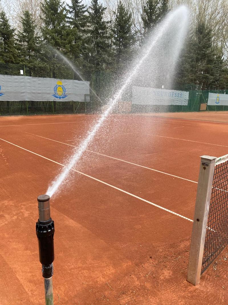 Foto der Wassersprüher für die Tennisplätze