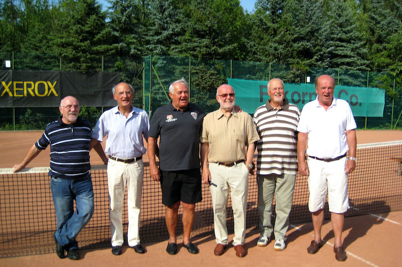Gruppenfoto der Präsidenten? auf dem Tennisplatz