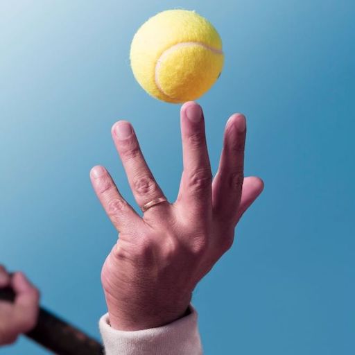 Bild einer Hand die einen Tennisball in die Luft wirft. Quelle: Canva.com