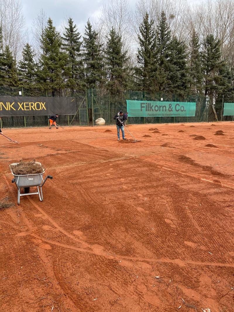 Foto der Renovierungsarbeiten am Tennisplatz