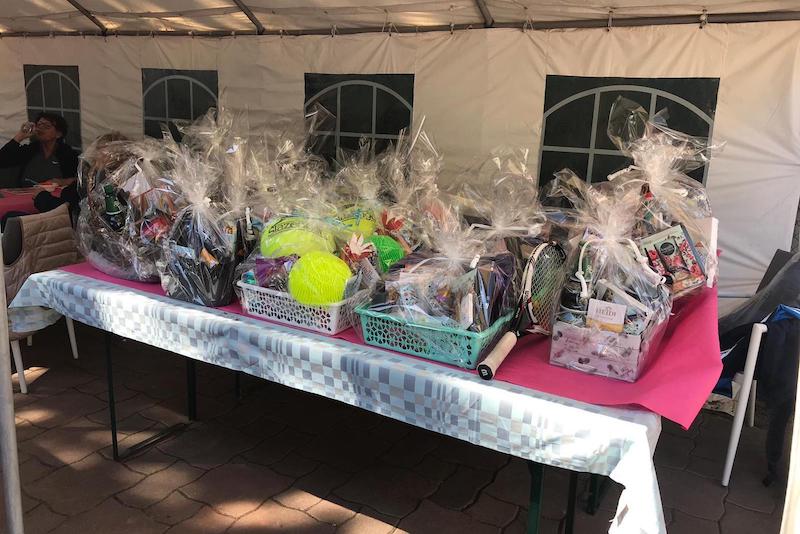 Foto der Tombola Gewinne in schönen Körben