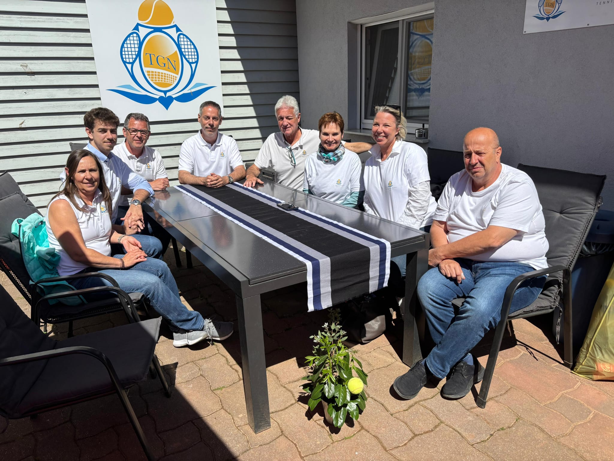 Gruppenfoto unseres Vorstands auf dem Tennisplatz