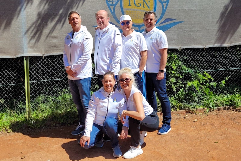 Gruppenfoto unseres Vorstands auf dem Tennisplatz