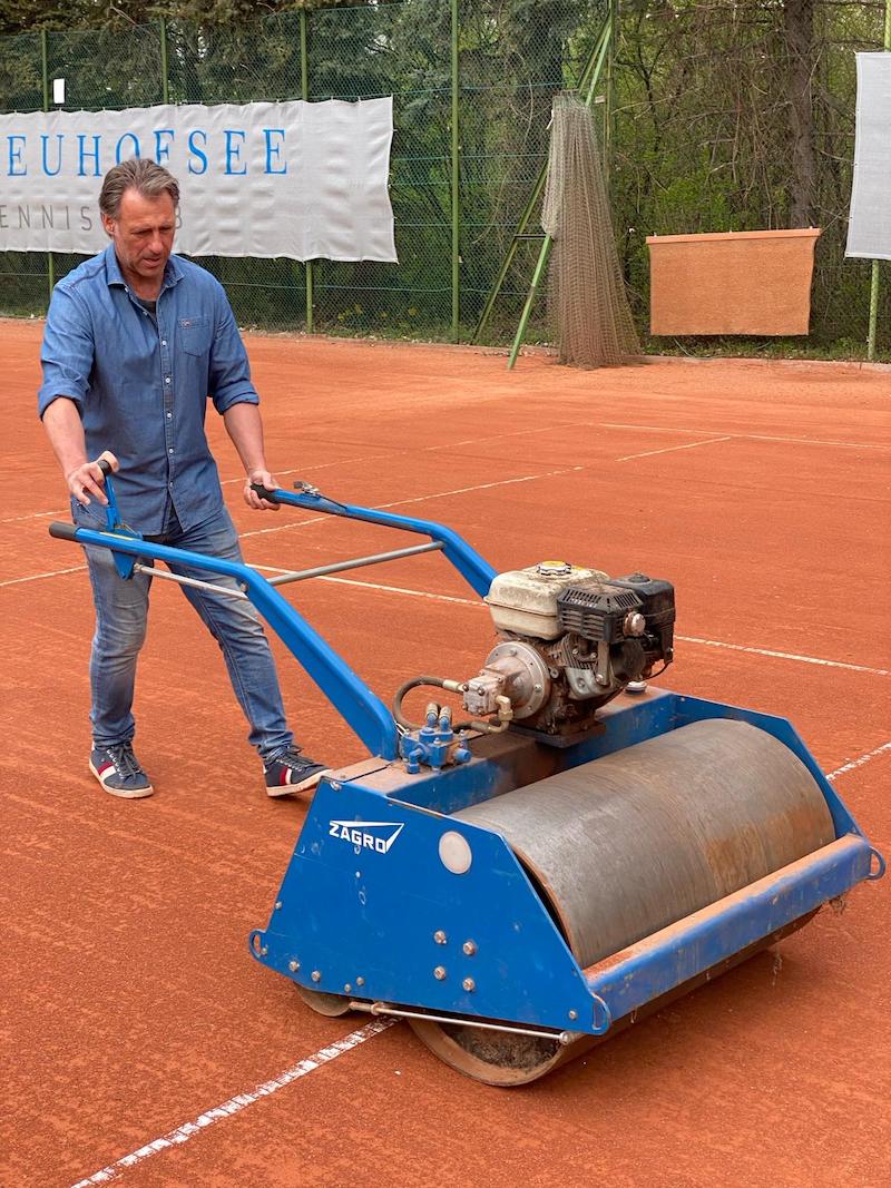 Foto vom Walzen des Tennisplatzes